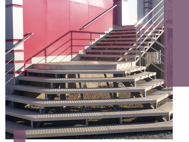 Лестницы для магазина в Медногорске — изготовление и монтаж