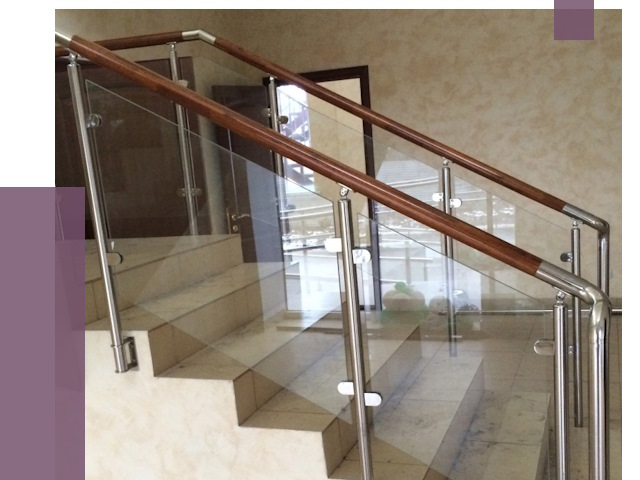 Комбинированные перила из металла и дерева в Медногорске